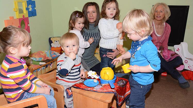 Im "Mäusenest" werden die Kleinsten der Kindertagesstätte Auferstehungskirche betreut. Sechs Plätze hat die Einrichtung. Sieben Familien die ihr Kind für den Herbst anmelden wollten, musste "Die Kita" absagen. Im Bild spielen (von links) Mia Schubert, Peter Rupf, Lorena Ramming, Erzieherin Kerstin Binger, Leilani Ramming, Jonas Weber und Kinderpflegerin Marion Ramsauer. Foto: Dagmar Besand