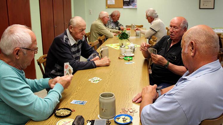Bei den wöchentlichen VdK-Treffen hat alles seine Ordnung: Die Männer spielen Karten, die Frauen unterhalten sich oder machen Handarbeiten. Foto: Johanna Blum