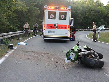 Total wurde die Kawasaki, Typ "Ninja", durch den Anprall an die Leitplanke beschädigt. Foto: Helmut Will