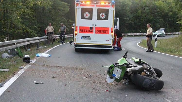 Total wurde die Kawasaki, Typ "Ninja", durch den Anprall an die Leitplanke beschädigt. Foto: Helmut Will