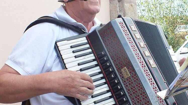 Karl Kaiser sorgte mit der "Quetschn" für den musikalischen Auftakt der Kerwa. Foto: Manfred Welker