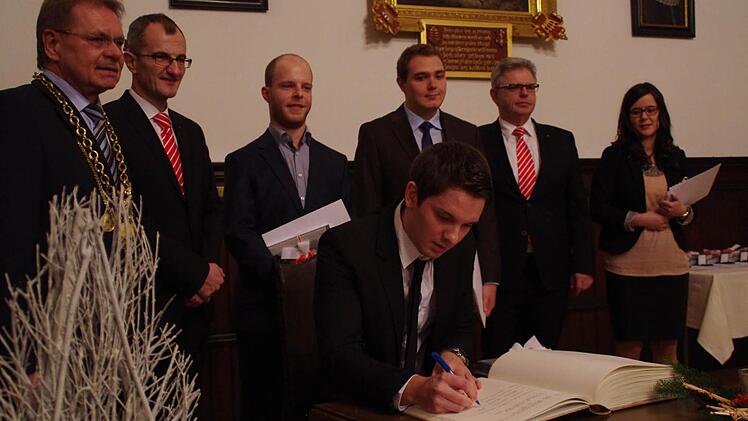 Bürgermeister Wolfgang Beiergrößlein (l.) sowie die Sparkassen-Vertreter Harry Weiß (2. v. l.) und Georg Löffler (2. v. r.) gratulierten den Empfängern des Kaspar-Zeuß-Preises (v. l.): Philipp Marr, Bendix Geiger (v.), Thomas Karl und Carina Lindlein. Foto: Marco Meißner