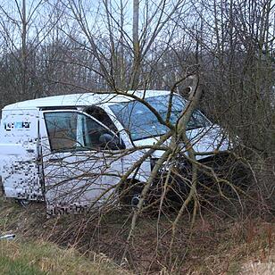 B279: Kleintransporter prallt gegen Baum