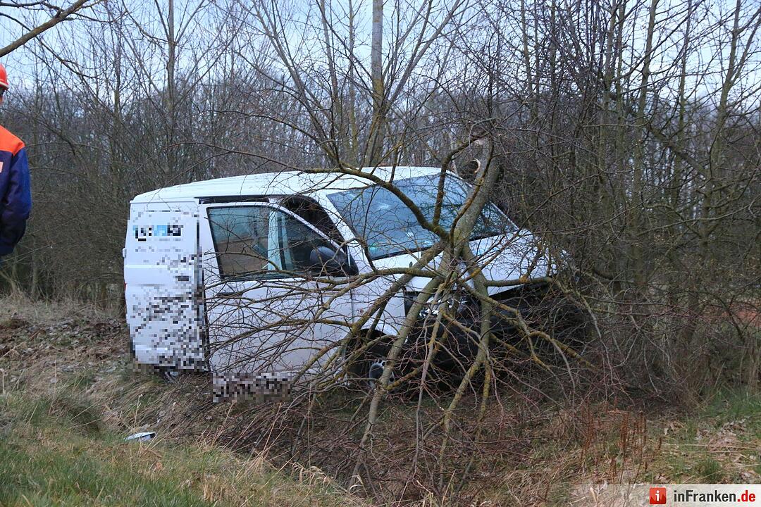 B279: Kleintransporter prallt gegen Baum