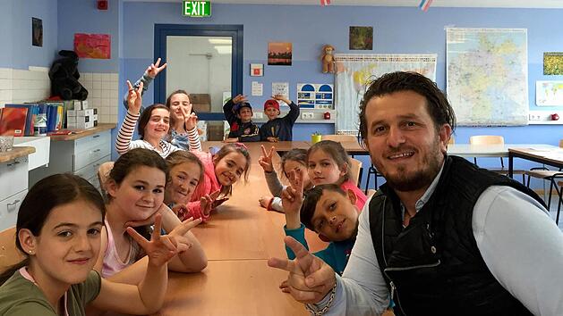 Florim Gashi ist in der Woche rund 20 Stunden ehrenamtlich f&uuml;r Fl&uuml;chtlinge im Einsatz. Hier ist er im Klassenzimmer f&uuml;r Asylbewerberkinder auf dem Gel&auml;nde der Aufnahmeeinrichtung zu sehen.  Foto: privat