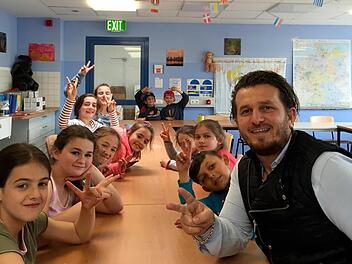 Florim Gashi ist in der Woche rund 20 Stunden ehrenamtlich für Flüchtlinge im Einsatz. Hier ist er im Klassenzimmer für Asylbewerberkinder auf dem Gelände der Aufnahmeeinrichtung zu sehen.  Foto: privat