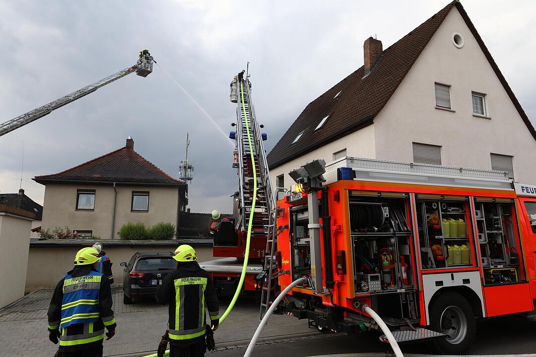 Hocher Schaden bei Brand in zwei Doppelhaushälften in Roth