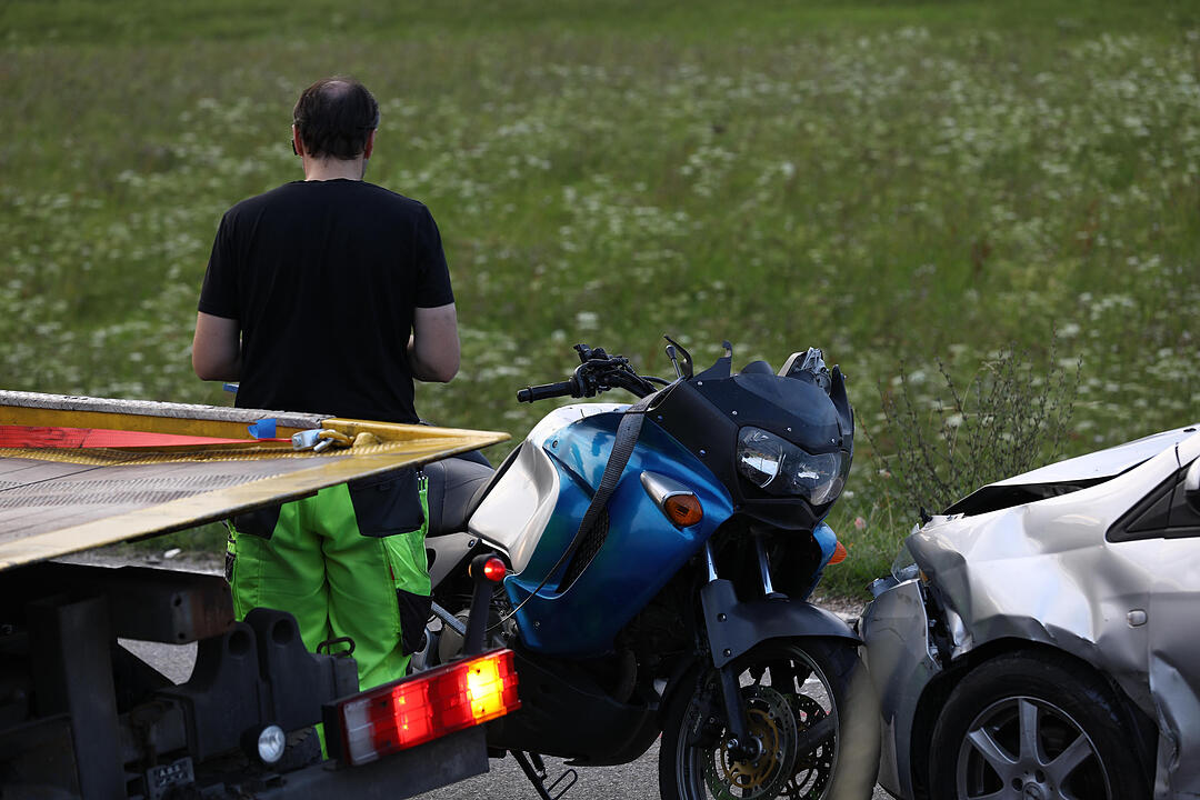 Kreis Roth: Motorradfahrer stirbt bei Unfall, Beifahrerin schwer verletzt