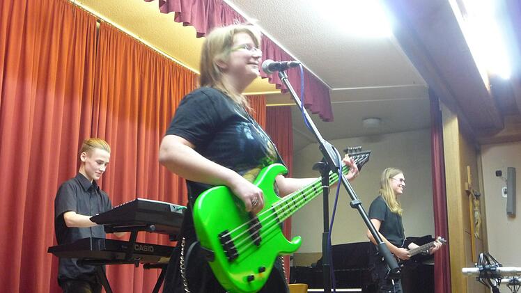 Ein Teil der Band "Panzertape" mit (Haupt-)Sängerin Monika Ormenisan (vorne), hinten der jüngste Heimann-Bruder Timo, ganz rechts Niklas Heimann Foto: Elisabeth Görner