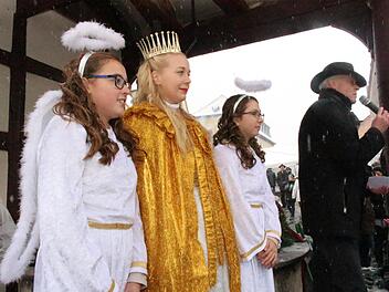 Bei der Begr&uuml;&szlig;ung durch Pfarrer Andreas Sauer durften auch Christkind und Engel nicht fehlen.  Foto: Yannick Hupfer