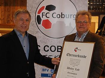 Walter Luft (rechts) scheidet aus dem Amt des Vorsitzenden beim FC Coburg und ist nun das erste Ehrenmitglied des Vereins. Sein Nachfolger ist Wolfgang Gremmelmaier. Foto: privat