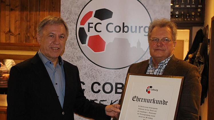 Walter Luft (rechts) scheidet aus dem Amt des Vorsitzenden beim FC Coburg und ist nun das erste Ehrenmitglied des Vereins. Sein Nachfolger ist Wolfgang Gremmelmaier. Foto: privat