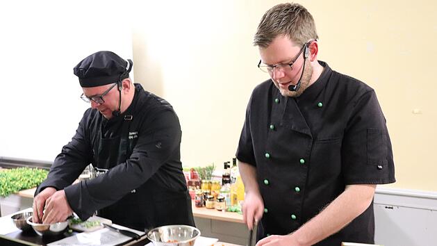 Ein dynamisches Duo: Hendrik Maisel (rechts) von der Fair-Trade-Kochshow und B&uuml;rgermeister Wolfgang Metzner kochen die Hauptspeise - nat&uuml;rlich nur mit Zutaten aus fairem Handel. Foto: Tobias Hohner