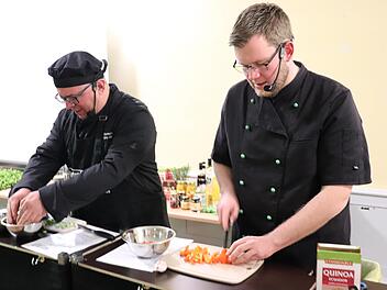 Ein dynamisches Duo: Hendrik Maisel (rechts) von der Fair-Trade-Kochshow und B&uuml;rgermeister Wolfgang Metzner kochen die Hauptspeise - nat&uuml;rlich nur mit Zutaten aus fairem Handel. Foto: Tobias Hohner