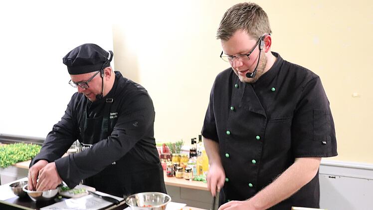 Ein dynamisches Duo: Hendrik Maisel (rechts) von der Fair-Trade-Kochshow und B&uuml;rgermeister Wolfgang Metzner kochen die Hauptspeise - nat&uuml;rlich nur mit Zutaten aus fairem Handel. Foto: Tobias Hohner