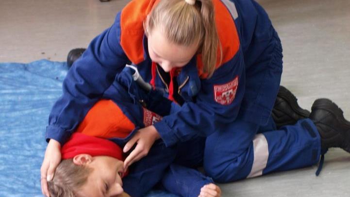 Eine Verletzten in die stabile Seitenlage bringen, das können die Jugendlichen der Feuerwehr Arnshausen.  Foto: Michaela Atzler
