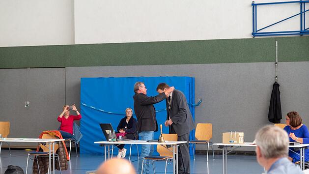 Der neue Bürgermeister Martin Walz bekommt die Amtskette. Foto: privat