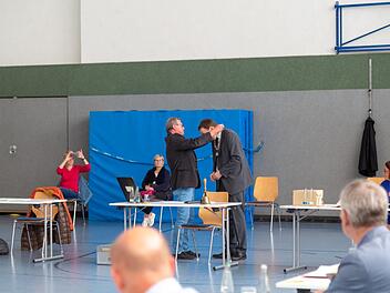 Der neue Bürgermeister Martin Walz bekommt die Amtskette. Foto: privat