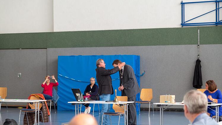 Der neue Bürgermeister Martin Walz bekommt die Amtskette. Foto: privat