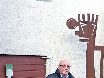 Ernst-Jürgen Dahlmann im Anwesen, das mit den Plastiken in Hof und Garten eine Art Freiluftgalerie bildet Foto: Pauline Lindner