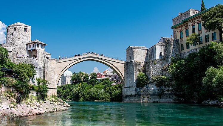 "Stari Most", die Brücke in Mostar, symbolische Verbindung zwischen Ost und West, zerstört 1993, wieder aufgebaut 2004.