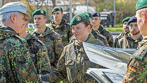 Die &Uuml;bergabe der Offizierbriefe &ndash; ein Meilenstein auf dem Weg zum Offizier. Oberst Stefan Leonhard, Leiter Lehre und Ausbildung und stellvertretender Kommandeur der Infanterieschule, &uuml;bergab die Briefe h&ouml;chstpers&ouml;nlich.