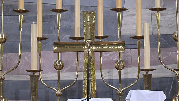 Kreis Rhön-Grabfeld: Osterkerze zerstört, Altardecke beschmiert - Unbekannte randalieren in Kirche