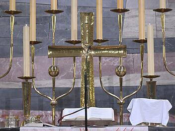 Kreis Rhön-Grabfeld: Osterkerze zerstört, Altardecke beschmiert - Unbekannte randalieren in Kirche