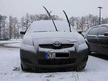 Eine Eises- und Regennacht hat dieser Kitzinger Wagen auf einem Eberner Parkplatz hinter sich.