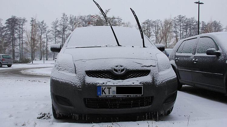 Eine Eises- und Regennacht hat dieser Kitzinger Wagen auf einem Eberner Parkplatz hinter sich.