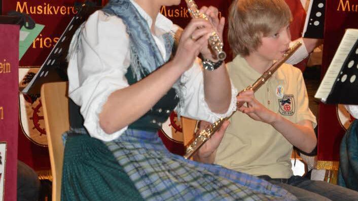 Die Vorsitzende des Musikvereins Friesen, Yvonne Hummel, mit dem zehnjährigen Julian Uhl. Während Julian ein Nachwuchstalent ist, der 2010 mit seiner Ausbildung begonnen hat, gehört Yvonne Hummel seit vielen Jahren zum Orchester. Schon in der Grundschule hat sie das Spielen der Querflöte erlernt. Foto: K.-H. Hofmann