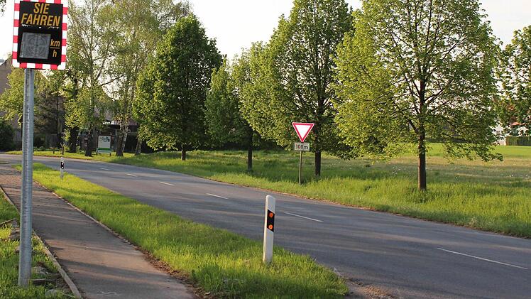 Das geplante Baugebiet Wethäcker in Hörblach wird es nicht geben. Wo jetzt noch eine Baumreihe die Großlangheimer Straße begleitet, könnte vielleicht eine Einzelbebauung für vier Häuser entstehen. Foto: Pfannes