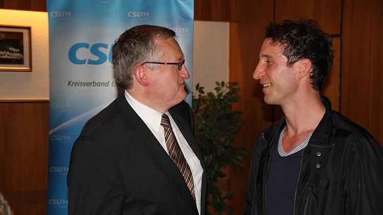 Johannes Angermüller (rechts) gratuliert.