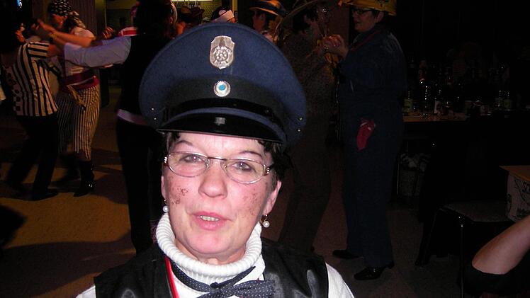 Polizeidiener Minka Macek in der Mehrzweckhalle, sie übergibt ihr Amt heuer an eine Neue. Foto: Halbig