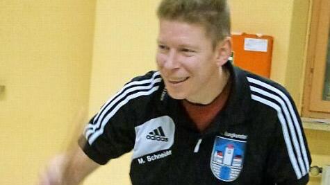 So kann die Saison doch weitergehen: Manfred Schneider holte beim Saisonstart gegen Arzberg II zwei Einzelpunkte und gewann auch sein Doppel mit Ricco Linz souverän. Foto: Ferdinand Karnoll