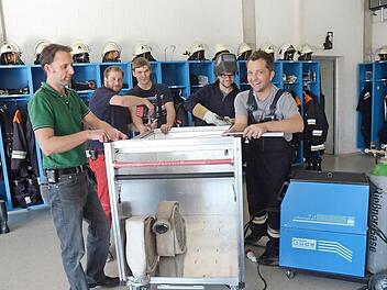 Es wird geschweißt, gehämmert, gebohrt und gemessen, um mehrere Rollcontainer zur Geräteausstattung für ein neues Feuerwehrauto in Eigenbauweise anzufertigen (von links): André Kestel, Christian Kahl, Frank Müller, Michael Herrmann und Daniel Schaller. Foto: K.- H. Hofmann