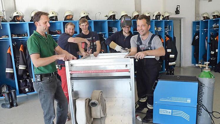 Es wird geschweißt, gehämmert, gebohrt und gemessen, um mehrere Rollcontainer zur Geräteausstattung für ein neues Feuerwehrauto in Eigenbauweise anzufertigen (von links): André Kestel, Christian Kahl, Frank Müller, Michael Herrmann und Daniel Schaller. Foto: K.- H. Hofmann