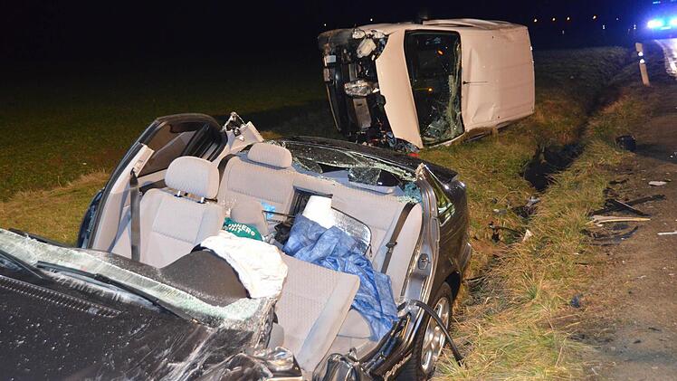 An den Fahrzeugen entstand Totalschaden. Foto; Rauch