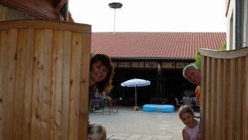 Die Töchter stehen am Hoftor. Foto: Bettina Knauth