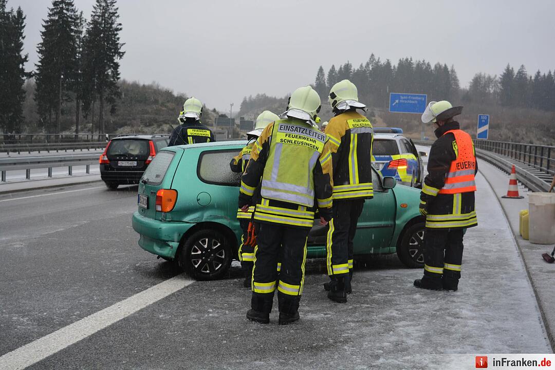 Eisregen sorgt fuer Unfallserie auf A73 - Ein Schwerstverletzter