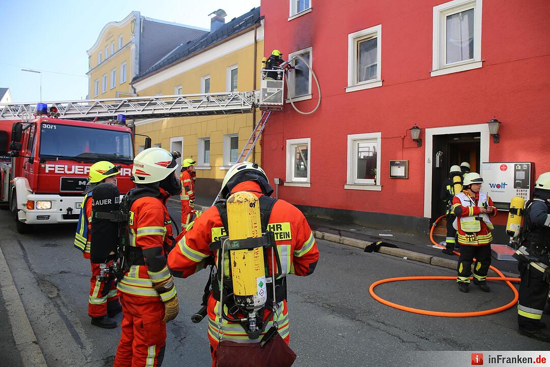 Sieben Verletzte bei Wohnhausbrand im Kreis Hof– 34-Jährige schwebt in Lebensgefahr
