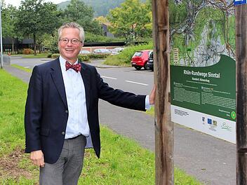 Der Enkel von Carola Dunkel aus der Schneidmühle in Römershag, Ulrich Kuther, versucht die Geschichte am Leben zu halten. Der Steg ist heute noch das letzte Überbleibsel der Mühle. Foto: Julia Raab
