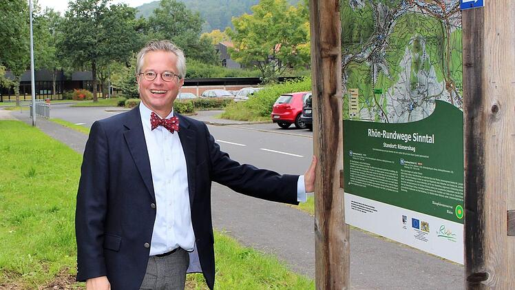 Der Enkel von Carola Dunkel aus der Schneidmühle in Römershag, Ulrich Kuther, versucht die Geschichte am Leben zu halten. Der Steg ist heute noch das letzte Überbleibsel der Mühle. Foto: Julia Raab