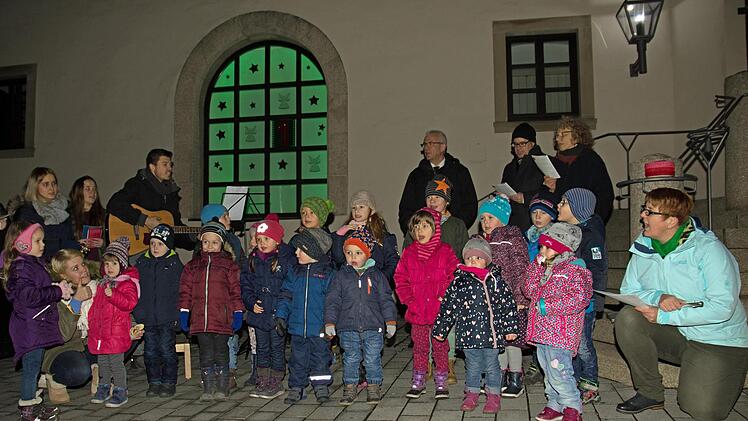 Das erste Fenster des "Begehbaren Adventskalenders", den der ökumenische Verein Bibelwelten heuer zum zwölften Mal ausrichtet, wurde am 1. Dezember in der Stadthalle in Haßfurt geöffnet. Unser Bild zeigt Kinder des städtischen Kindergartens sowie (hinten, von rechts) Pfarrerin Doris Otminghaus, Pfarrer Stephan Eschenbacher und Bürgermeister Günther Werner. Mit im Bild die stellvertretende Kindergartenleiterin Sabrina Hetterich (vorne, rechts), der Erzieher Mario Berger (hinten, links) und die...