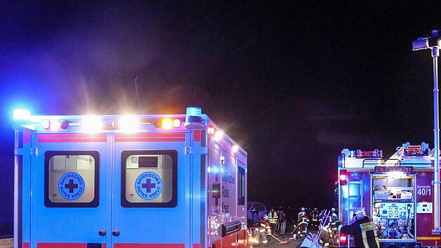 In der Nacht auf Samstag ist eine Autofahrerin mit ihrem Lebensgef&auml;hrten auf der Motorhaube &uuml;ber die Autobahn gerast. Als eer heruntergeschleudert wurde, wurde der Mann schwerst verletzt. Symbolbild: Merzbach/News5