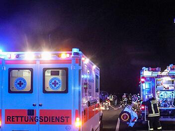 In der Nacht auf Samstag ist eine Autofahrerin mit ihrem Lebensgef&auml;hrten auf der Motorhaube &uuml;ber die Autobahn gerast. Als eer heruntergeschleudert wurde, wurde der Mann schwerst verletzt. Symbolbild: Merzbach/News5
