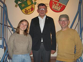 Bürgermeister Armin Warmuth (m.) dankte der scheidenden Ortsprecherin Maria Pfaff (l.) für ihre Amtszeit und freute sich über den neugewählten Obererthaler Ortssprecher, Michael Schneider (r.), der dieses Amt übernahm.