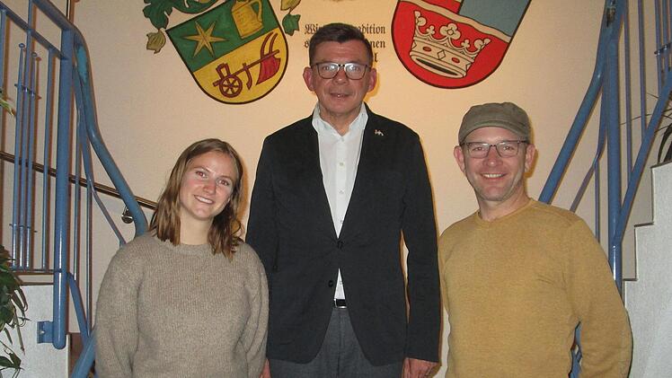 Bürgermeister Armin Warmuth (m.) dankte der scheidenden Ortsprecherin Maria Pfaff (l.) für ihre Amtszeit und freute sich über den neugewählten Obererthaler Ortssprecher, Michael Schneider (r.), der dieses Amt übernahm.