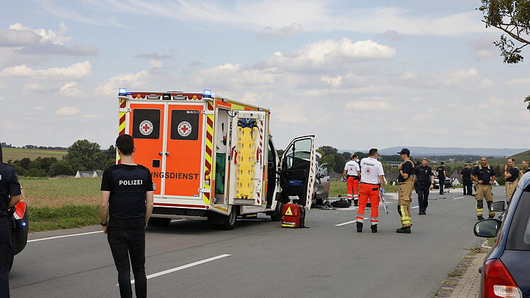 Seitlicher Frontalzusammenstoß zwischen zwei Autos