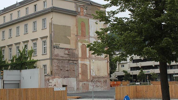 Der Bretterzaun und die Fassade des Neumann-Flügels machen keinen guten Eindruck. Foto: Mäuser